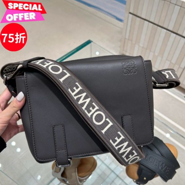 Loewe Military XS 柔軟光滑小牛皮郵差包  深灰色 Loewe郵差包, 軍裝風包包, 小牛皮肩背包, 男士郵差包推薦, Jacquard 緹花肩帶, 高端奢華包款, Loewe Anagram郵差包, 名牌斜挎包, 時尚郵差包, 深灰色郵差包。