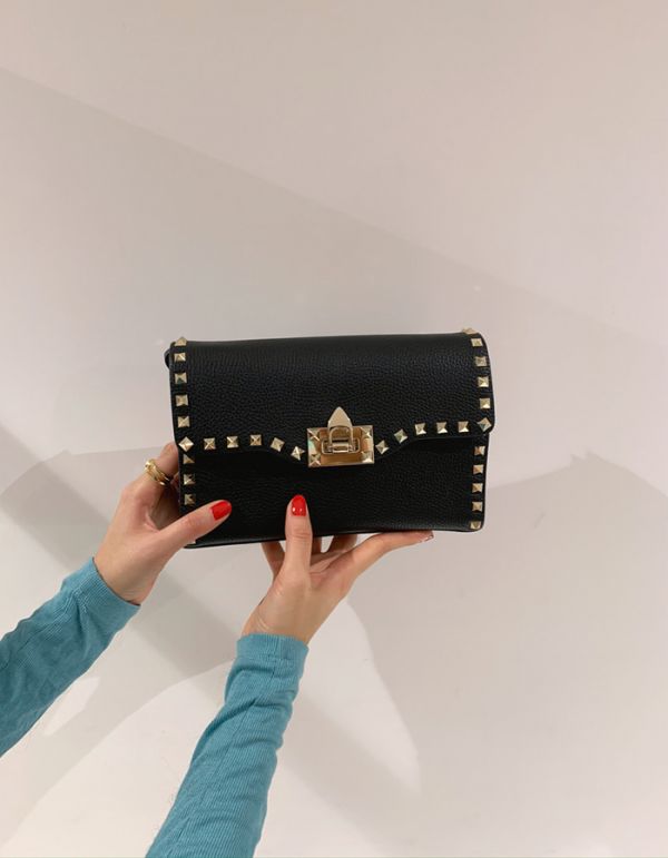 Valentino 小款 Rockstud 粒面小牛皮斜背包 黑色 