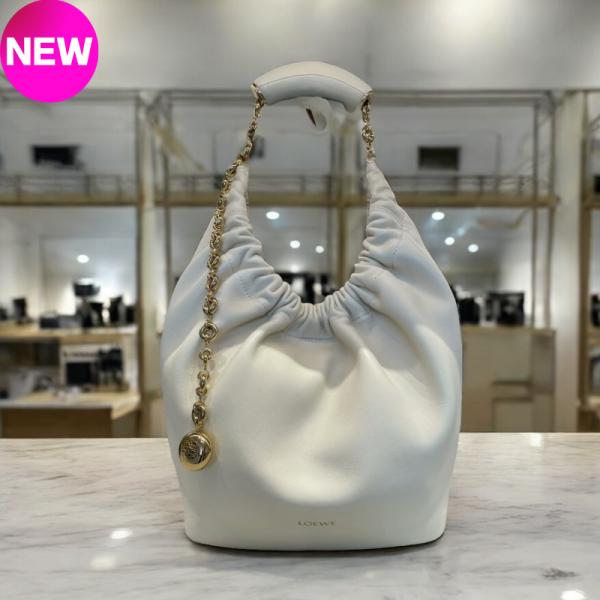 Loewe 柔軟小羊皮小款Squeeze包    海鹽白色﻿ Loewe, Small Squeeze, 柔軟羊皮, 西班牙製造, 時尚手袋, 2025夏日配件, 奢華設計, 高端女包, 海鹽色手提包, 褶邊設計