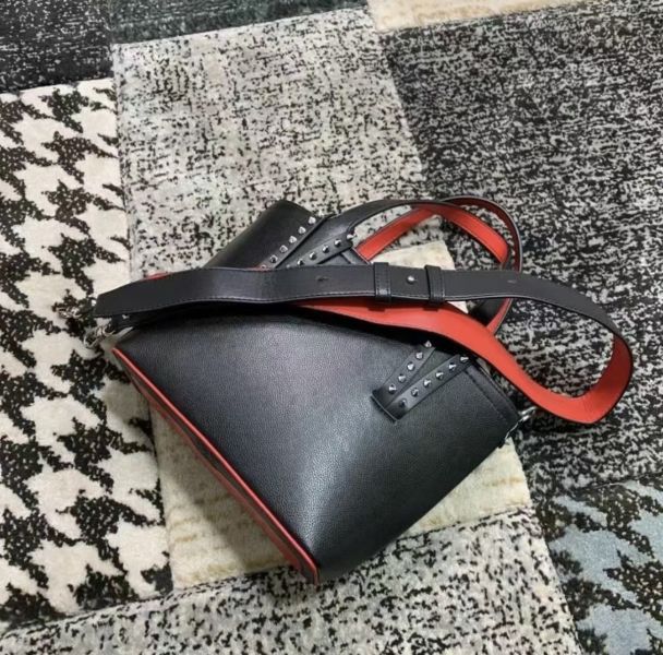 Christian Louboutin Cabata  E/W 鉚釘裝飾迷你小牛皮包  附有一條長肩帶/黑色 LOEWE,Hammock