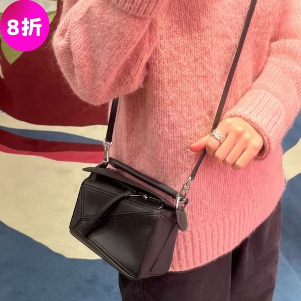 Loewe 經典小牛皮 迷你 Puzzle包   黑色 Loewe、Puzzle、Loewe包包價格、Loewe包專櫃、Loewe包款評價、Loewe包包尺寸、Loewe專櫃位置、Loewe真品鑑定、小牛皮包、幾何包、輕量包、精品包款、精品包推薦、小型包款推薦、實用包款推薦、精品包評價、精品包價格、平行輸入、精品平行輸入、100%真品、專櫃真品保證、精品折扣、優惠精品價格、限時優惠、快速配送、台灣精品代購、精品包包哪裡買、精品包專櫃價格