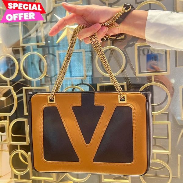 Valentino Garavani 小款軟羊皮 VIVA Superstar 包 黑色配棕色 Valentino,Viva Superstar包,小型購物包,Nappa羊皮手袋,VLogo購物包,義大利製造,精品平行輸入,100%真品,專櫃真品保證,台灣精品代購