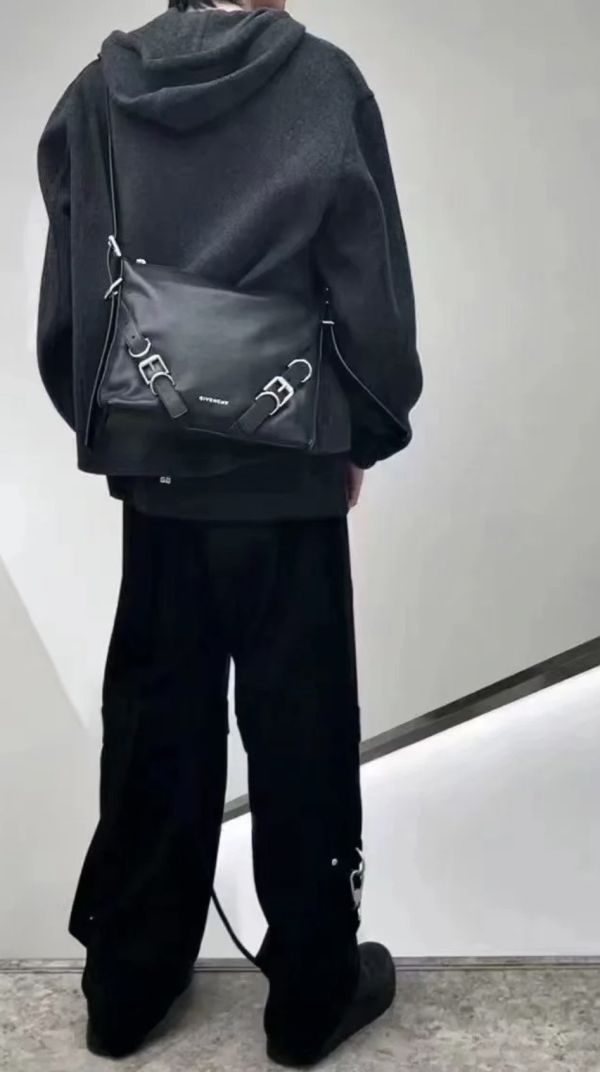 Givenchy 男款/中性款小款 Voyou 斜背包  黑色 Givenchy 男款/中性款小款 Voyou 斜背包  黑色