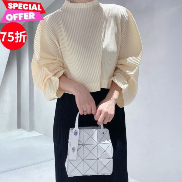 BaoBao Issey Miyake Carat  3X3 格光澤感手提包  珍珠白 BaoBao、Issey Miyake、Carat、BB51AG611、幾何包、淺灰色包包、手提包、立體設計包、日本製奢侈品包包、寶石切割靈感包、摺紙包、精品包推薦、精品包評價、精品包價格、平行輸入、100%真品、專櫃真品保證、限時優惠、精品包包哪裡買