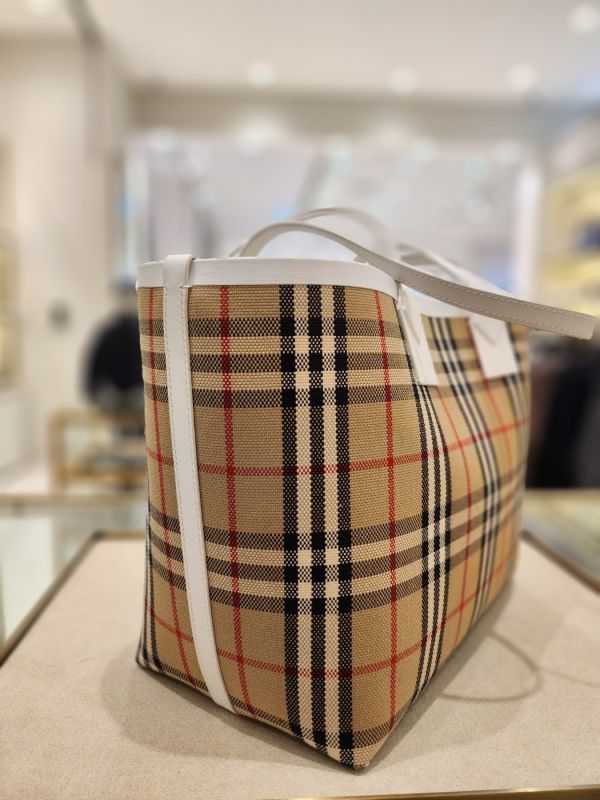 Burberry 80723311 中款 London 托特包   典藏米色/ 白色 Burberry 80723311 中款 London 托特包    典藏米色/ 白色