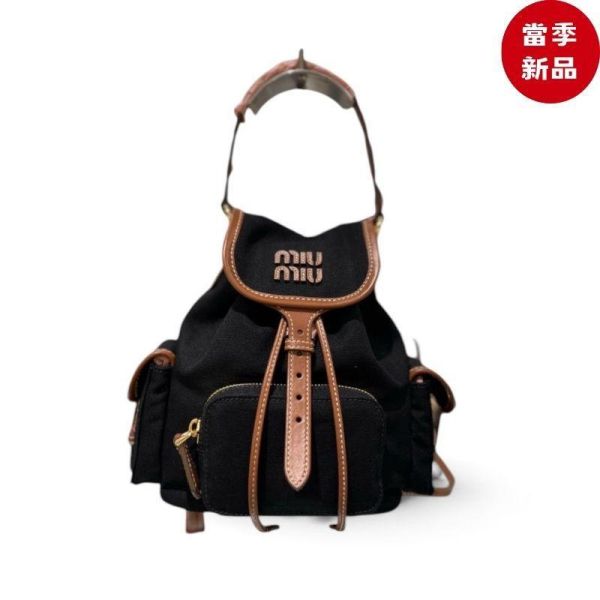 Miu Miu 5BZ043 迷你帆布拼皮革多口袋後背包  矢車菊藍色/白蘭地色 Miu Miu、皮革背囊、5BZ042、Miu Miu 5BZ042、多口袋背包、學院風背包、皮革背包、復古風格、奢侈品背包、金色配件、精品背包推薦、精品背包評價、精品背包價格、平行輸入、100%真品、專櫃真品保證、限時優惠、精品背包哪裡買