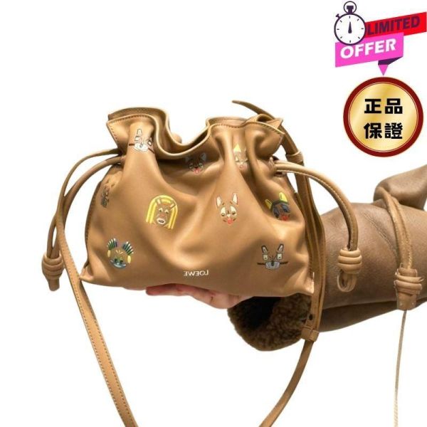 Loewe 小款 Cats Flamenco Nappa 小牛皮束口手拿包  Mocha Loewe Flamenco,Loewe Cats,Flamenco束口包,迷你手拿包,3D貓咪印花,Loewe真品,精品束口包,西班牙製造