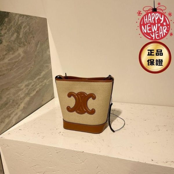 Celine 113782 小款 織物及牛皮革 Cuir 凱旋門水桶包  原色/黃褐色 Celine、Cuir triomphe、Celine包包價格、Celine包專櫃、Celine包款評價、Celine包包尺寸、Celine專櫃位置、Celine真品鑑定、水桶包、織物包、牛皮包、精品包款、精品包推薦、小型包款推薦、實用包款推薦、精品包評價、精品包價格、平行輸入、精品平行輸入、100%真品、專櫃真品保證、精品折扣、優惠精品價格、限時優惠、快速配送、台灣精品代購、精品包包哪裡買、精品