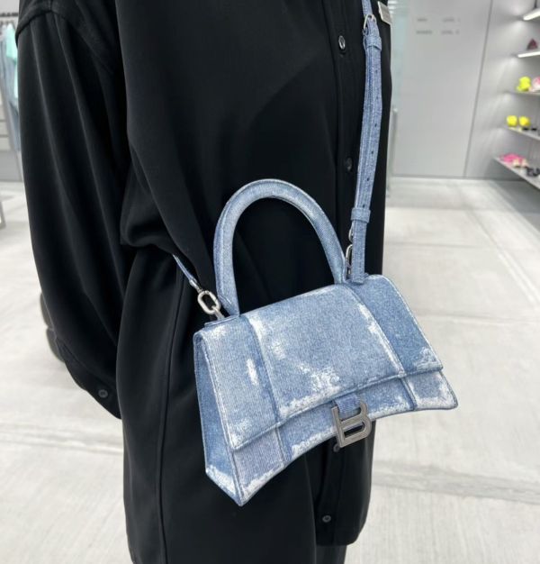 Balenciaga 593546 小款 Hourglass  仿真印刷牛仔丹寧沙漏包   藍色 Balenciaga 593546 小款 Hourglass

仿真印刷牛仔丹寧沙漏包 

藍色