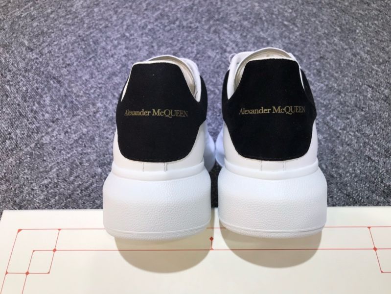 Alexander McQueen Oversized 女款厚底球鞋  黑尾/增高5公分    IT 35/35.5/36/36.5/37/37.5/38/38.5/39 