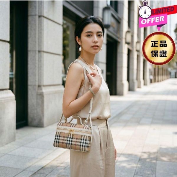 Burberry 81251351格紋 Vanity 手提包  典藏米色 Burberry 格紋 Vanity 手提包採典藏米格紋設計,搭配皮革飾邊與雙背法結構,小巧實用兼具英倫風格。