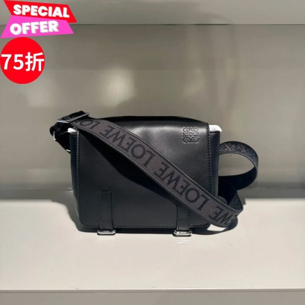Loewe Military XS 柔軟光滑小牛皮郵差包  黑色 Loewe郵差包, 軍裝風包包, 小牛皮肩背包, 男士郵差包推薦, Jacquard 緹花肩帶, 高端奢華包款, Loewe Anagram郵差包, 名牌斜挎包, 時尚郵差包, 深灰色郵差包。
