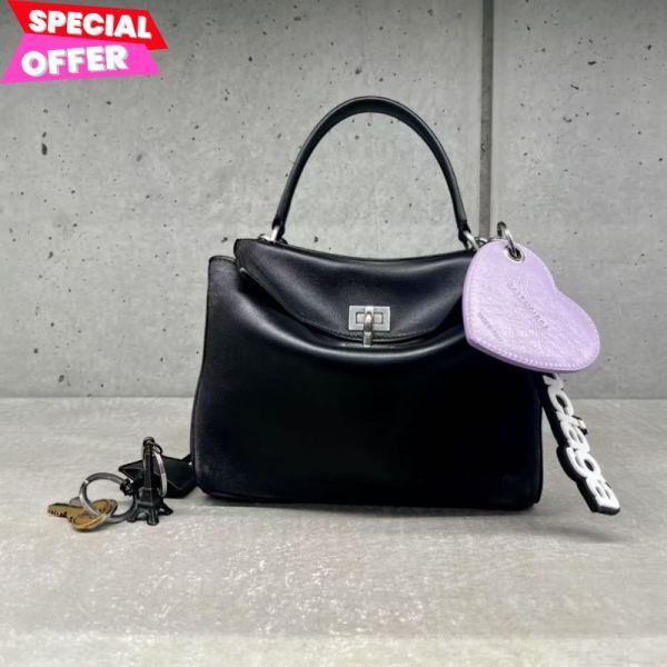 Balenciaga 795456 迷你款小牛皮 Rodeo包    黑色/掛飾款 Balenciaga、Rodeo mini、Balenciaga包價格、Balenciaga包專櫃、Balenciaga包評價、Balenciaga包包尺寸、Balenciaga專櫃位置、Balenciaga真品鑑定、小牛皮包、手提包、雙用包、精品包款、精品包推薦、小型包款推薦、實用包款推薦、精品包評價、精品包價格、平行輸入、精品平行輸入、100%真品、專櫃真品保證、精品折扣、優惠精品價格、限時優