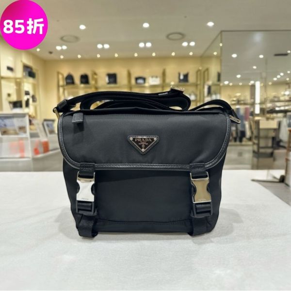 Prada 2VD066 再生尼龍和皮革肩背包      黑色 Prada 2VD066、Re-Nylon 皮革單肩包、多功能單肩包、Prada 單肩包、再生尼龍包、琺瑯金屬三角形標誌包、Prada Re-Nylon 單肩包推薦、環保與時尚兼具的單肩包、Prada 多功能肩包