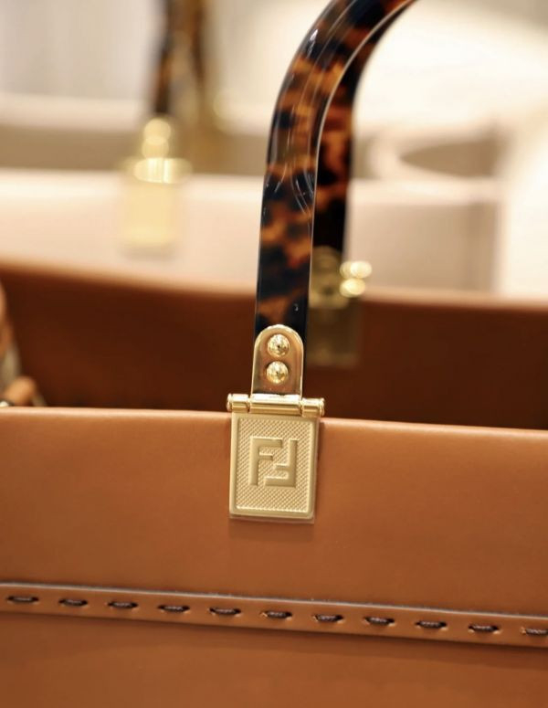 Fendi 8BH372 大款 Sunshine Shopper 小牛皮購物包  棕色﻿ Fendi 8BH372 大款 Sunshine 小牛皮購物包  棕色