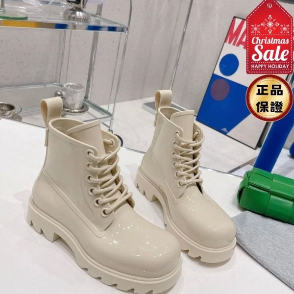 Bottega Veneta 女款  677317 Stride 象牙白閃亮橡膠踝靴 3.5公分高 IT 35/36/37/38/39/40/41 Bottega Veneta, BV Stride, BV 短靴, BV 橡膠踝靴, Bottega Veneta 厚底靴, 防水短靴, 橡膠短靴, 精品短靴, 義大利製短靴, BV 休閒靴, Bottega Veneta 短靴價格, 精品靴款推薦, BV 橡膠靴穿搭, 精品鞋款價格, 平行輸入, 精品平行輸入, 100% 真品, 專櫃真品保證, 精品折扣, 優惠精品價格, 限時優惠, 快速配送,