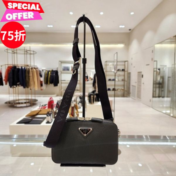 Prada 2VH173 Brique Saffiano 皮革盒子相機包    黑色 Prada, Brique相機包, Saffiano皮革包, 黑色時尚包, 盒子包, 可調肩帶相機包, Prada三角標誌