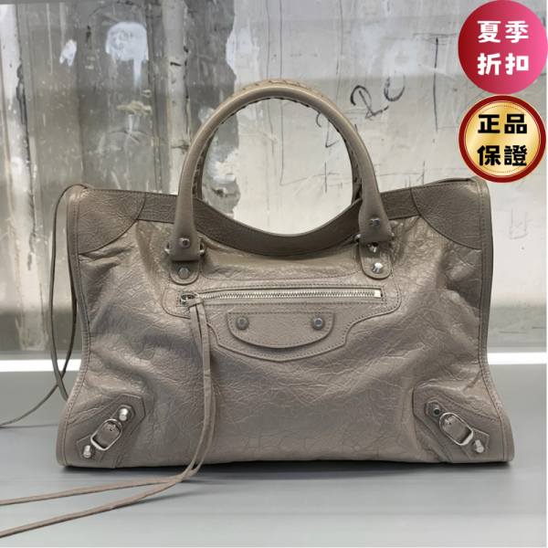 Balenciaga 823058 Le City 小羊皮中款機車包  奶茶色 Balenciaga 手袋, 中款小羊皮包, 焦糖色 小羊皮編織包, 義大利手工, 低調奢華, 摩托風, 夏日時尚