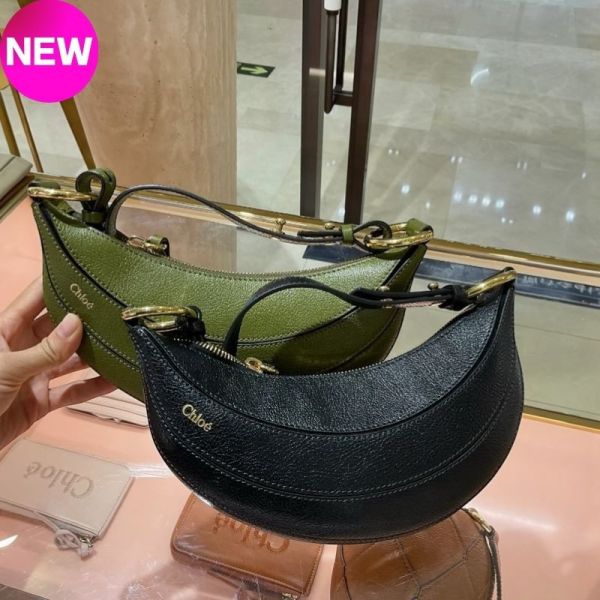 Chloe 小款 Banana 光澤粒面小牛皮香蕉斜背包  黑色 Chloé Pineapple 小款肩背包、Chloé 鳳梨造型包、小牛皮迷你肩背包、Chloé 2024春夏新款、環保認證皮革包款、Chloé時尚推薦、精品肩背包、小巧時尚隨身包