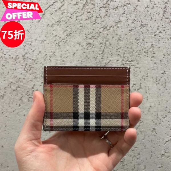 Burberry 80654841 Vintage 格紋拼皮革卡片夾  棕色/自然色 Burberry、Vintage、格紋卡夾、環保皮件、永續時尚、精品配件、平行輸入、精品平行輸入、100%真品、專櫃真品保證、精品折扣、優惠精品價格、限時優惠、快速配送、台灣精品代購