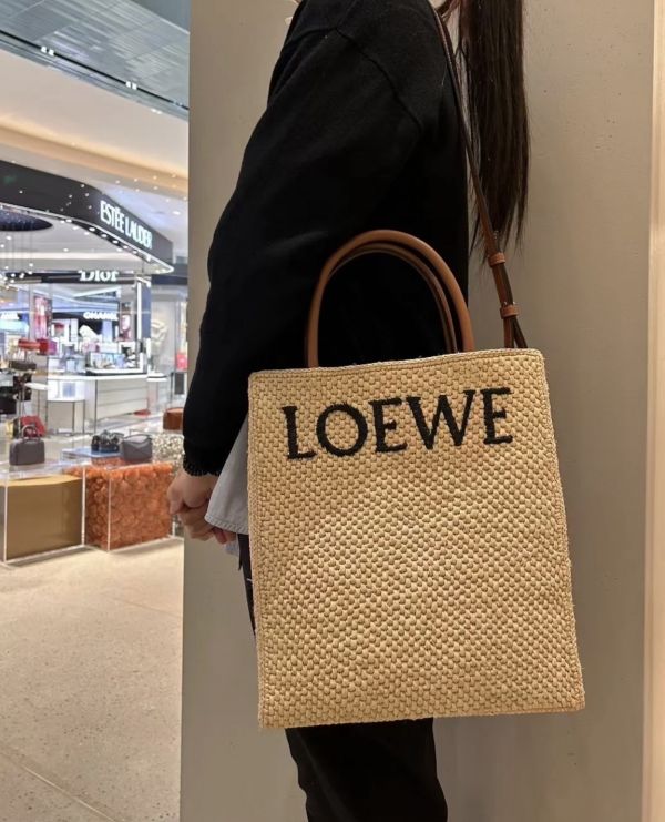 Loewe 酒椰纖維標準 A4 草編包  附可斜背長肩帶  原色 Loewe 酒椰纖維標準 A4 草編包