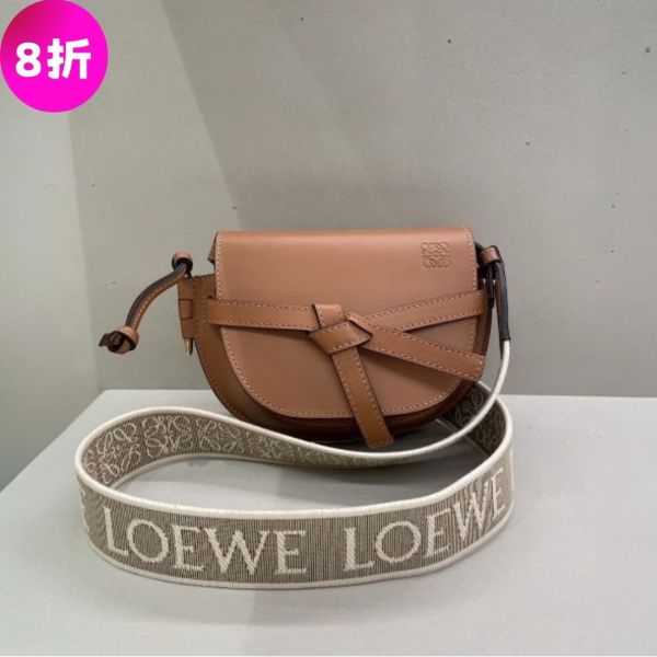 Loewe 柔軟小牛皮緹花肩帶迷你 Gate 包  焦糖色 Loewe Gate包, 小牛皮迷你包, 焦糖色肩背包, 義大利製精品包, Gate雙層包, 高端精品包, LOEWE經典設計, 馬鞍式飾帶包