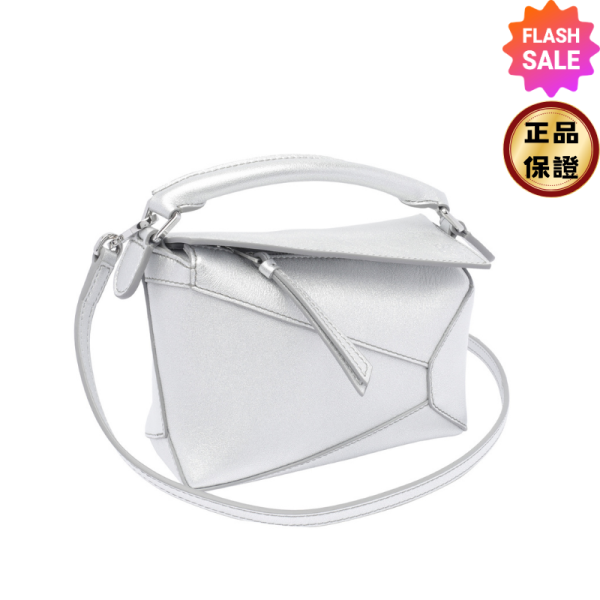 Loewe 鍍膜羔羊皮迷你 Puzzle包  銀色 Loewe、Puzzle包、限定聯名、小牛皮包、迷你包、肩背包、手提包、斜背包、精品包包、Loewe Puzzle mini包、精品平行輸入、100%真品、專櫃真品保證、精品折扣、優惠精品價格、限時優惠、快速配送、台灣精品代購