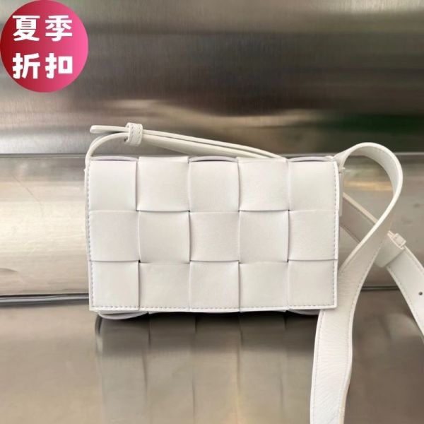 Bottega Veneta 730848 小款15格 Cassette 翻蓋包    白色﻿ 