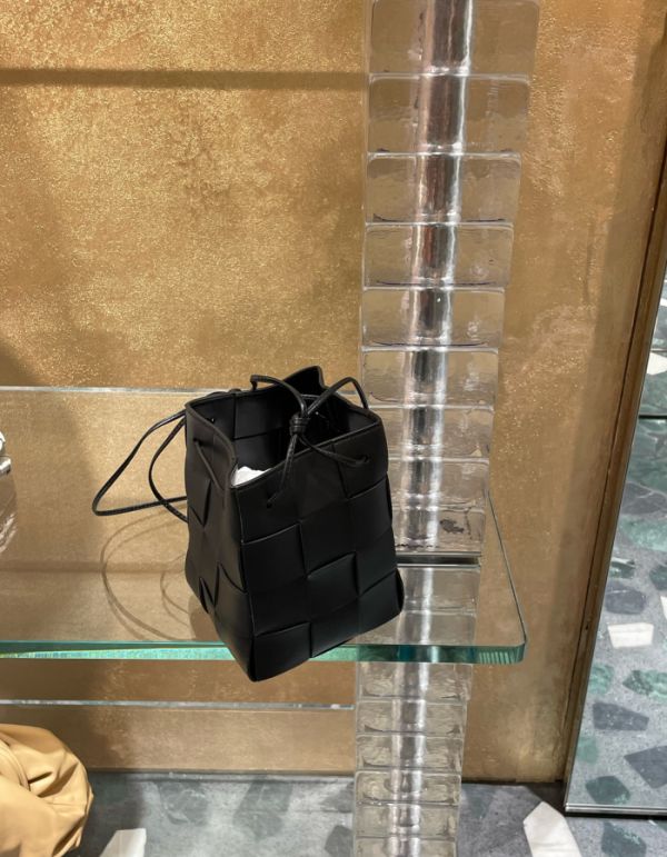 Bottega Veneta 680218 小款 Bucket 包  黑色 