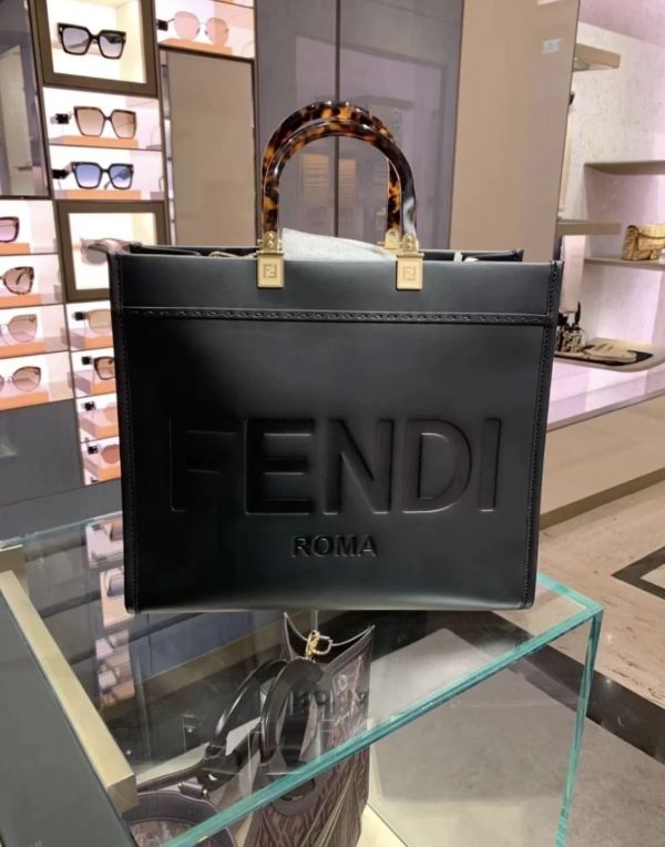 Fendi 8BH386 中款小牛皮 Sunshine 包    黑色/附肩帶 Fendi 8BH386 中款小牛皮 Sunshine 包
黑色/附肩帶