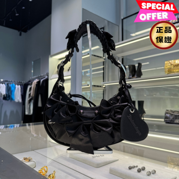 Balenciaga 671309 Le Cagole Xs 緞面蝴蝶結單肩包  黑色 Balenciaga, 黑色緞面 Le Cagole Xs, 單肩包, 義大利製造, 100%織物, 金屬鉚釘, 實用設計, 時尚單品, 多功能手袋