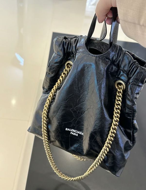 Balenciaga 742942 Crush 小款羊皮束口購物包   黑色/金鍊 Balenciaga 781796 Crush XS 束口購物包 

黑色/金鍊