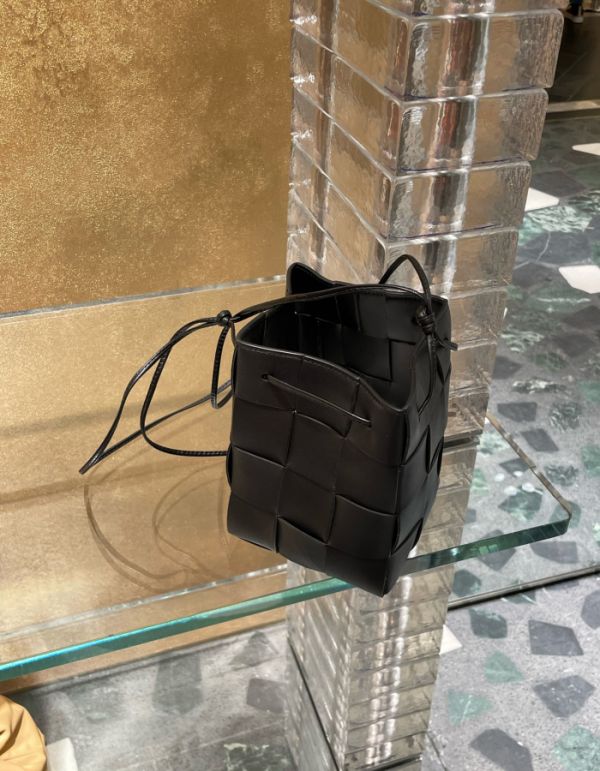 Bottega Veneta 680218 小款 Bucket 包  黑色 