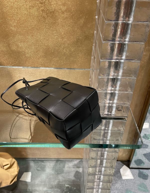 Bottega Veneta 680218 小款 Bucket 包  黑色 