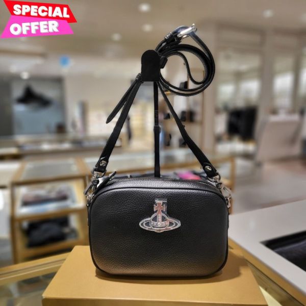 Vivienne Westwood  Anna Camera Bag 相機包  黑色 Vivienne Westwood 相機包,VW Anna 相機包,Vivienne Westwood 肩背小包,黑色壓紋相機包,Orb 標誌精品,義大利製造精品,品牌斜背包推薦,100%真品,限時優惠