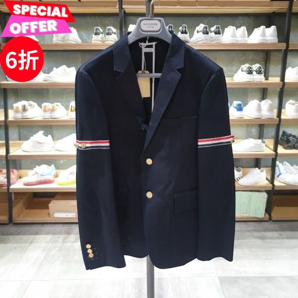 Thom Browne MJU527A 男款 Armband 條紋臂章休閒西裝外套  海軍藍     1S/4XL Thom Browne、運動西裝、臂章外套、棉質西裝、紳士服飾、精品服裝、平行輸入、精品平行輸入、100%真品、專櫃真品保證、精品折扣、優惠精品價格、限時優惠、快速配送、台灣精品代購