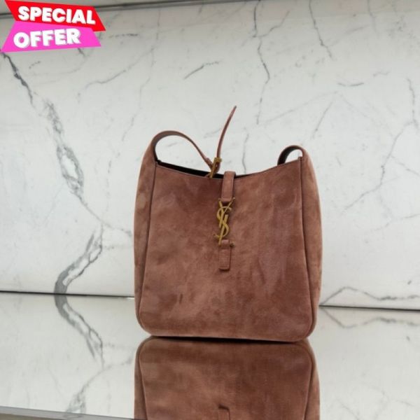 Saint Laurent 713938 YSL LE 5 A 7小型柔軟麂皮包    玫瑰色 LE 5 À 7 肩背包, 經典小型包, 麂皮飾片包, BARELY PINK 包, 義大利手工包, 時尚手袋, 優雅設計
