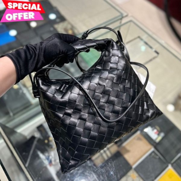 Bottega Veneta 777586 小款迷你 Hop 編織包 黑色 Bottega Veneta, Hop 包, Bottega Veneta 777586, Bottega Veneta 迷你包, 編織包推薦, 精品斜背包, 精品小包, 精品 IT BAG, 精品包推薦, 精品折扣, 優惠精品價格, 快速配送, 台灣精品代購, 平行輸入, 100% 真品, 專櫃真品保證