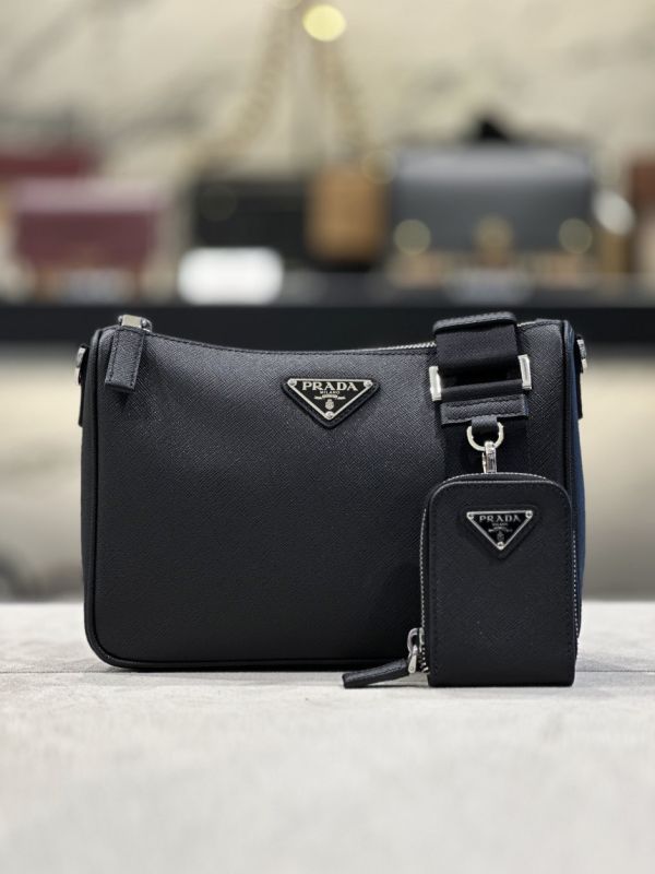 Prada 2VH113 Saffiano 皮革斜背包   黑色 Prada 2VH113 Saffiano 皮革斜背包



黑色