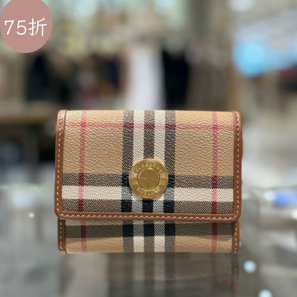 Burberry 80704151 小號格紋折疊錢夾 - 典藏米色經典款 Burberry 80726691、格紋折疊錢夾、小牛皮錢夾
、Burberry 深樺木棕錢夾、經典款錢夾、奢華錢夾設計
、Burberry 小號格紋錢夾推薦、小牛皮材質錢夾、時尚折疊錢夾