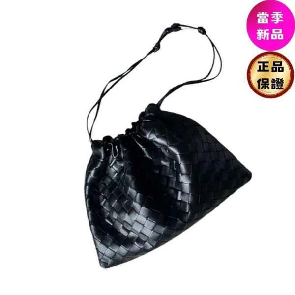 Bottega Veneta 796728 編織小牛皮抽繩福袋包  黑色 Bottega Veneta、抽繩福袋包、編織包、小牛皮包、可變換背帶、平行輸入、精品平行輸入、100%真品、專櫃真品保證、精品折扣、優惠精品價格、限時優惠、快速配送、台灣精品代購