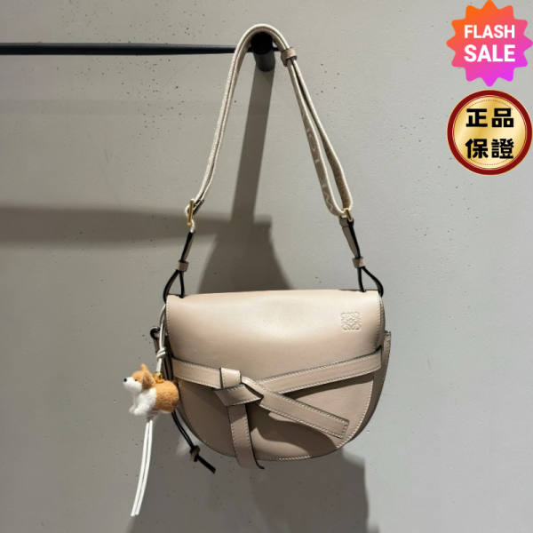 Loewe 柔軟小牛皮緹花小號 Gate 包  沙色 Loewe Gate包, 小牛皮小號包, 沙色肩背包, 緹花設計包, 義大利製精品包, Gate雙層包, 高端精品包, LOEWE經典設計, 馬鞍式飾帶包