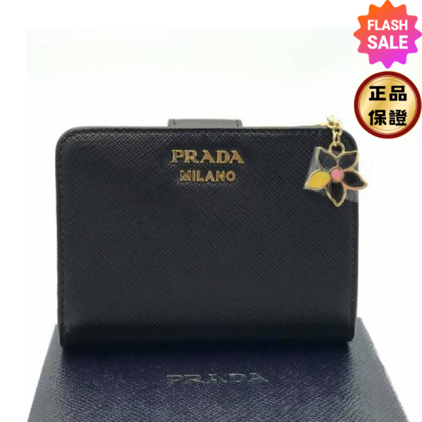 Prada 1ML018 Saffiano 倒三角標 Logo 小花拉鍊二折短夾  黑色 