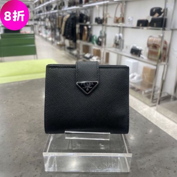 Prada 2MO004 男款經典倒三角標 Saffiano 對折扣帶短夾    黑色 Prada短夾, Prada皮革短夾, Prada黑色錢包, Prada Saffiano短夾, Prada對折錢包