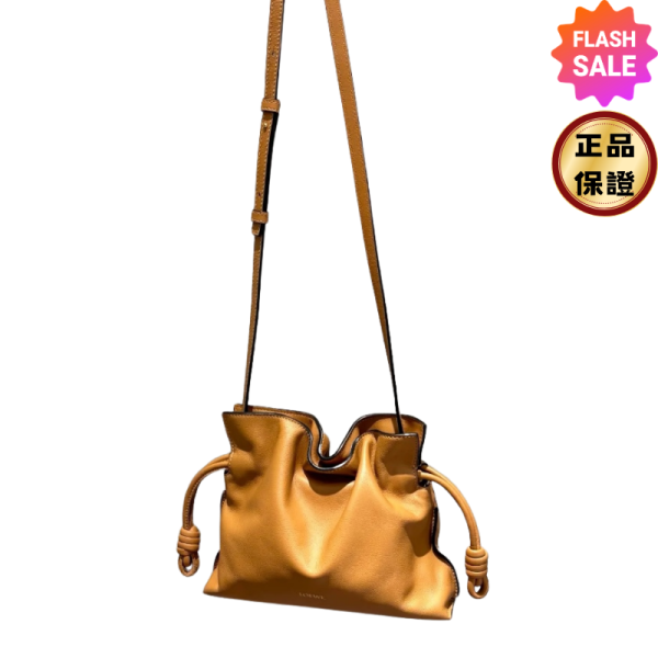 Loewe 納帕小牛皮迷你 Flamenco 包  暖沙色 Loewe、Flamenco、A411FC2X732586、迷你Flamenco包、Loewe包包價格、Loewe包專櫃、Loewe包款評價、Loewe包包尺寸、Loewe專櫃位置、Loewe真品鑑定、納帕皮包、抽繩包、輕量包、精品包款、精品包推薦、小型包款推薦、實用包款推薦、精品包評價、精品包價格、平行輸入、精品平行輸入、100%真品、專櫃真品保證、精品折扣、優惠精品價格、限時優惠、快速配送、台