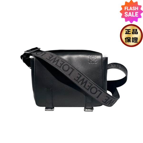 Loewe Military XS 柔軟光滑小牛皮郵差包  黑色 Loewe郵差包, 軍裝風包包, 小牛皮肩背包, 男士郵差包推薦, Jacquard 緹花肩帶, 高端奢華包款, Loewe Anagram郵差包, 名牌斜挎包, 時尚郵差包, 深灰色郵差包。