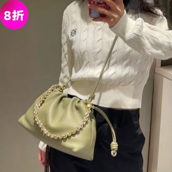 Loewe 柔軟納帕小羊皮中款 Flamenco Purse包   淺苔綠 Loewe、Flamenco、A411FCRX024221、納帕皮包、小羊皮包、繩結包、精品包款、精品包推薦、中型包款推薦、實用包款推薦、精品包評價、精品包價格、平行輸入、精品平行輸入、100%真品、專櫃真品保證、精品折扣、優惠精品價格、限時優惠、快速配送、台灣精品代購、精品包包哪裡買、精品包專櫃價格