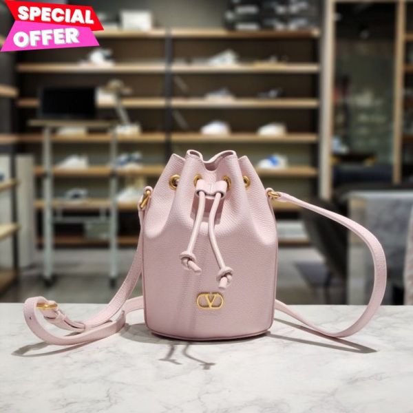 Valentino Garavani VLOGO 錘打紋理小牛皮迷你水桶包  粉色 Valentino、VLOGO、6W2P0AJ2SNP16Q、粉色包包、迷你包、水桶包、錘打紋理、義大利製奢侈品包包、小牛皮包、金色標誌包、精品包推薦、精品包評價、精品包價格、平行輸入、100%真品、專櫃真品保證、限時優惠、精品包包哪裡買