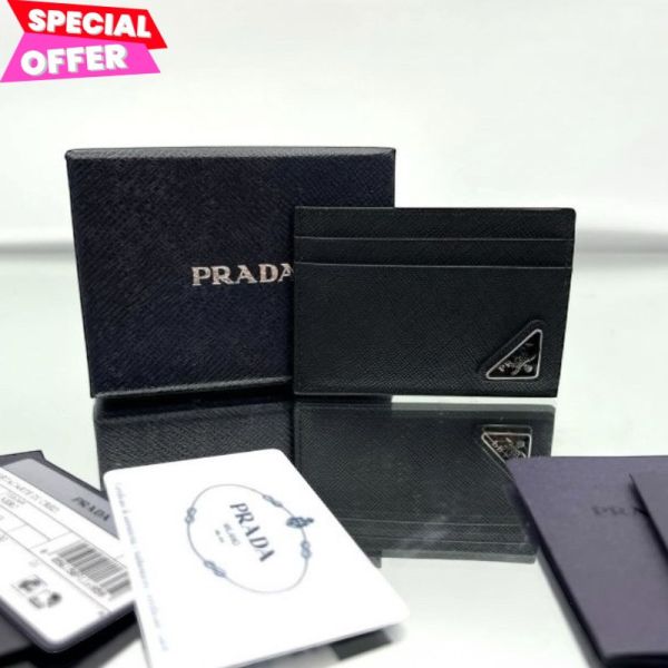 Prada 2MC047 Saffiano皮革卡套 附可拆式錢夾    黑色 Prada,Saffiano卡套,附錢夾卡套,黑色卡套,Saffiano皮革,義大利製造,精品平行輸入,100%真品,專櫃真品保證,台灣精品代購