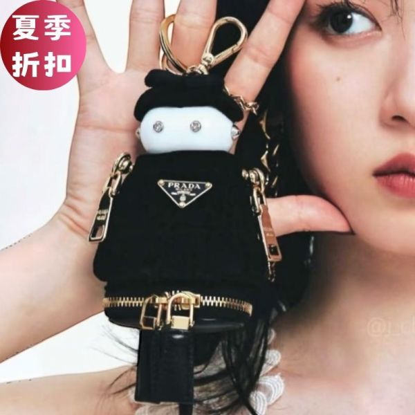 Prada 1TT211 柔軟 Robot 絲絨袋吊飾連肩帶  黑色 Prada, Prada 吊飾, Robot 絲絨吊飾, Prada 可愛包飾, 精品吊飾推薦, 精品平行輸入, 100% 真品, 專櫃真品保證, 精品折扣, 優惠精品價格, 限時優惠, 快速配送, 台灣精品代購